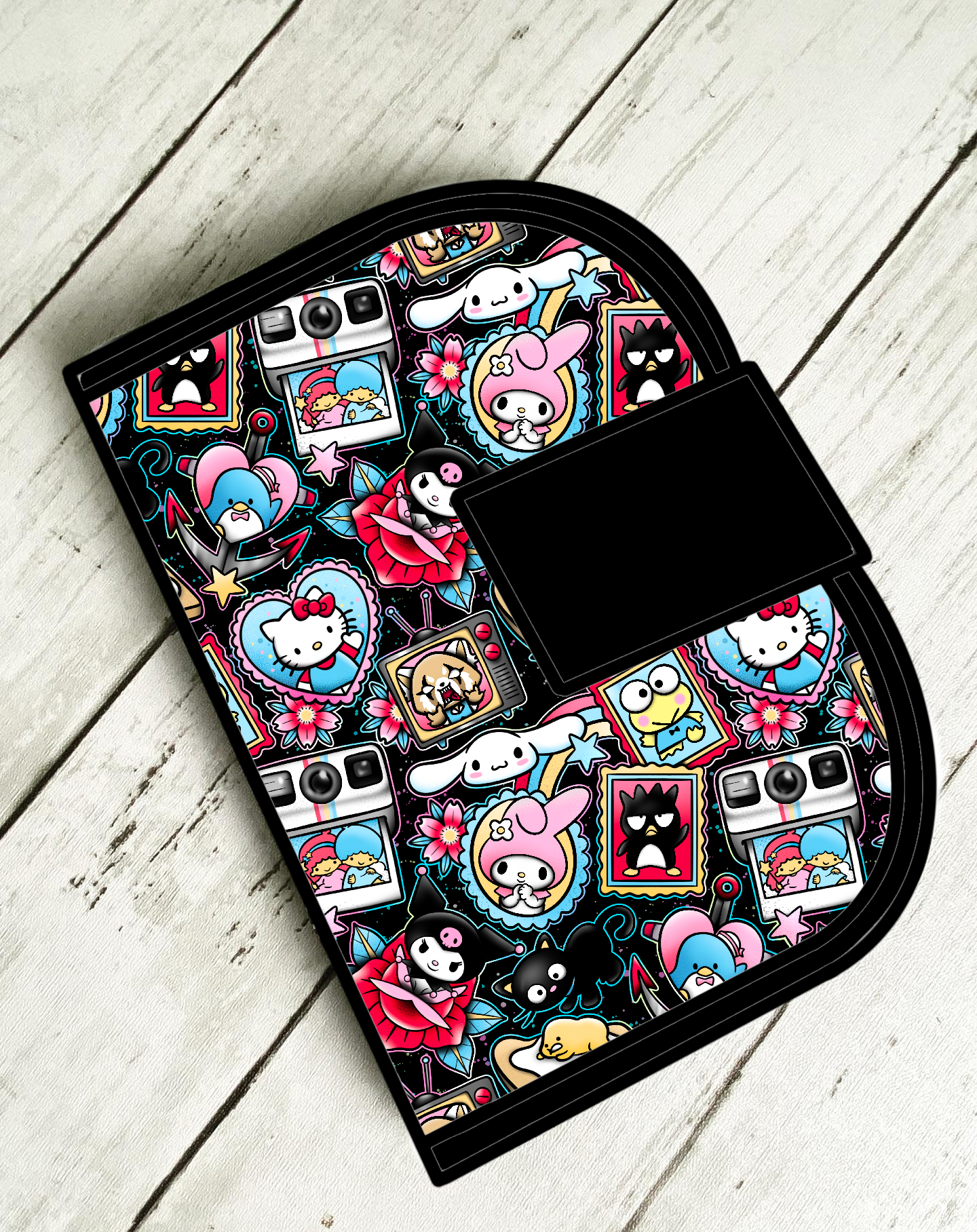 Capa preta com padrão colorido de desenhos animados contendo personagens e câmeras fotográficas