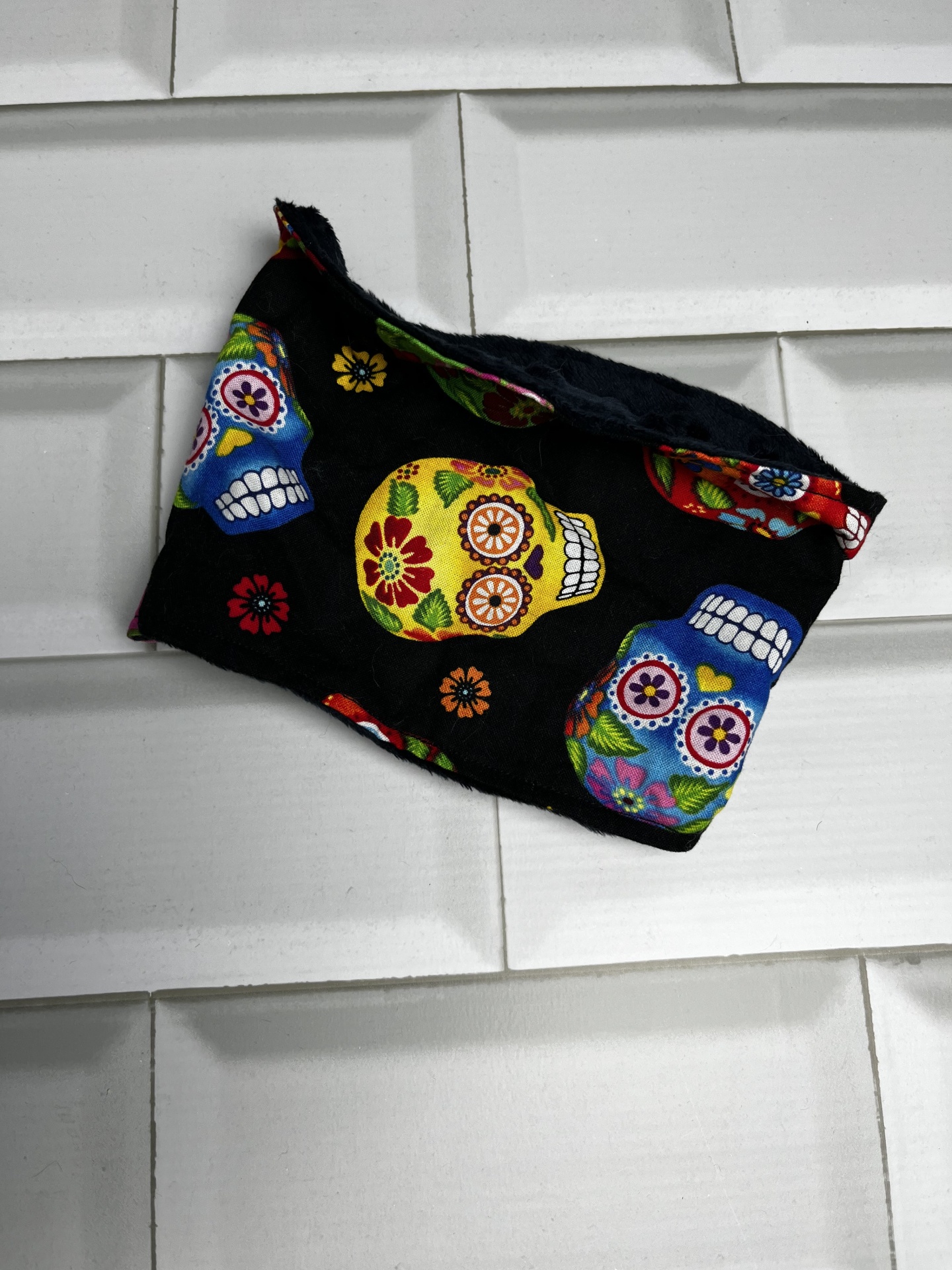 Máscara de tecido estampada com caveiras coloridas