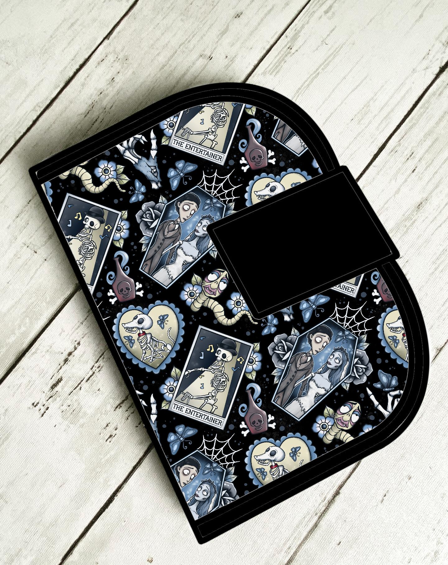 Carteira preta com padrão temático de esqueletos e personagens desenhados