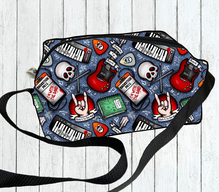 Bolsa azul com padrão de guitarras, caveiras, teclados e símbolos de rock