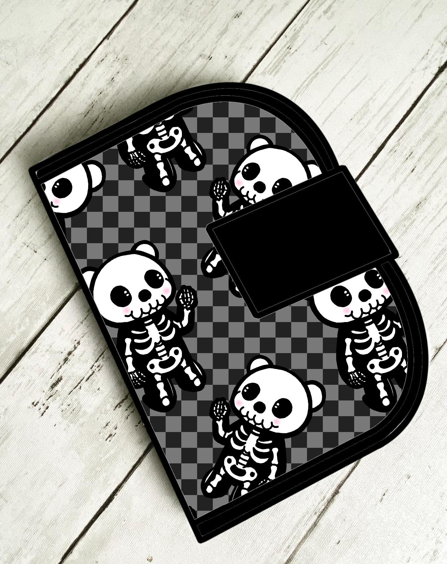 Carteira com padrão de ursos esqueléticos em fundo xadrez cinza