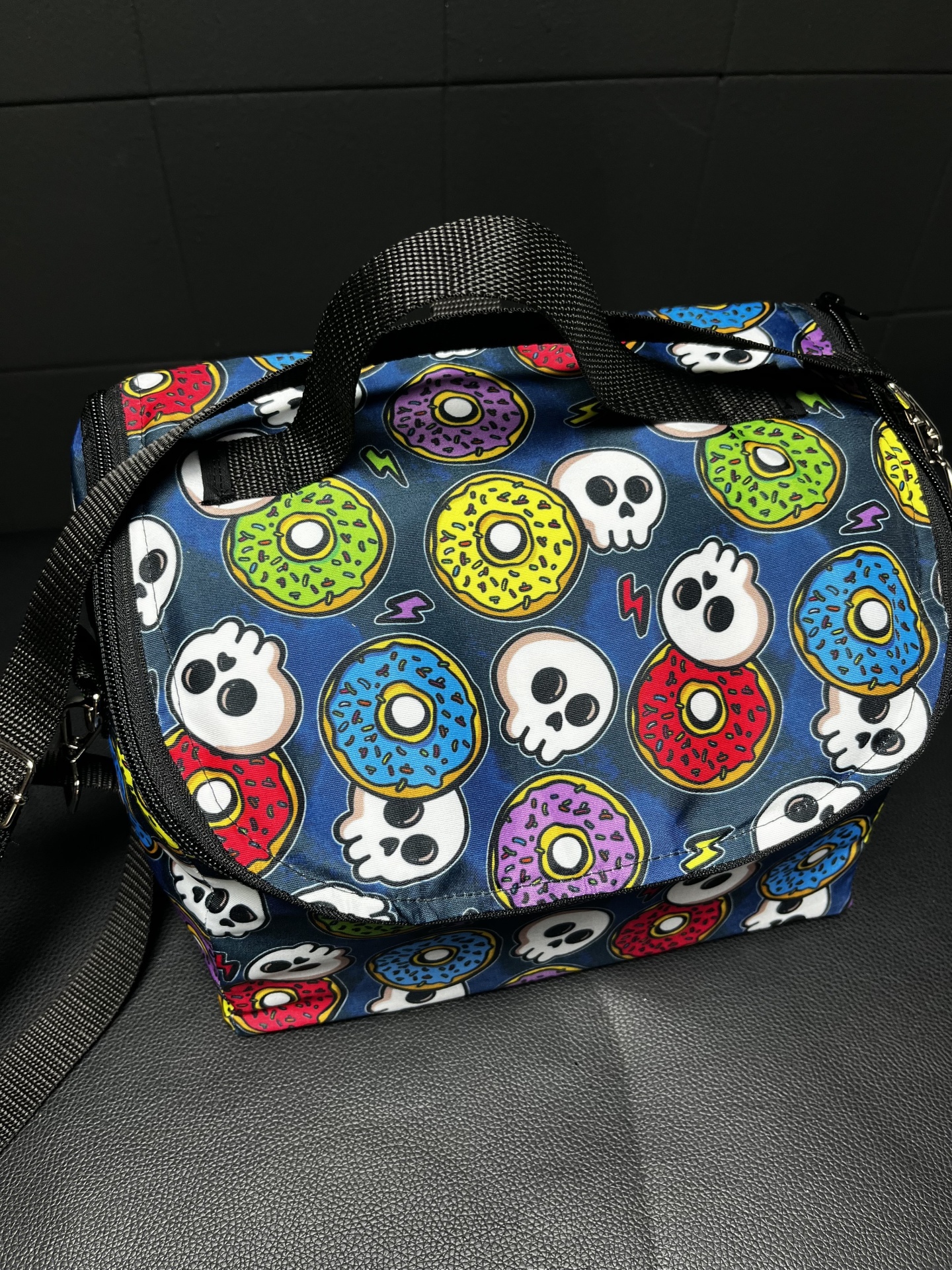Bolsa colorida com padrão de donuts e caveiras