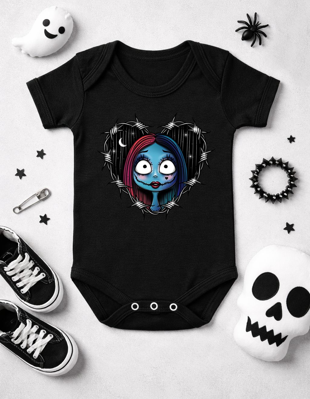 Body preto para bebé com desenho azul de cabeça dentro de coração de arame farpado e acessórios de Halloween à volta