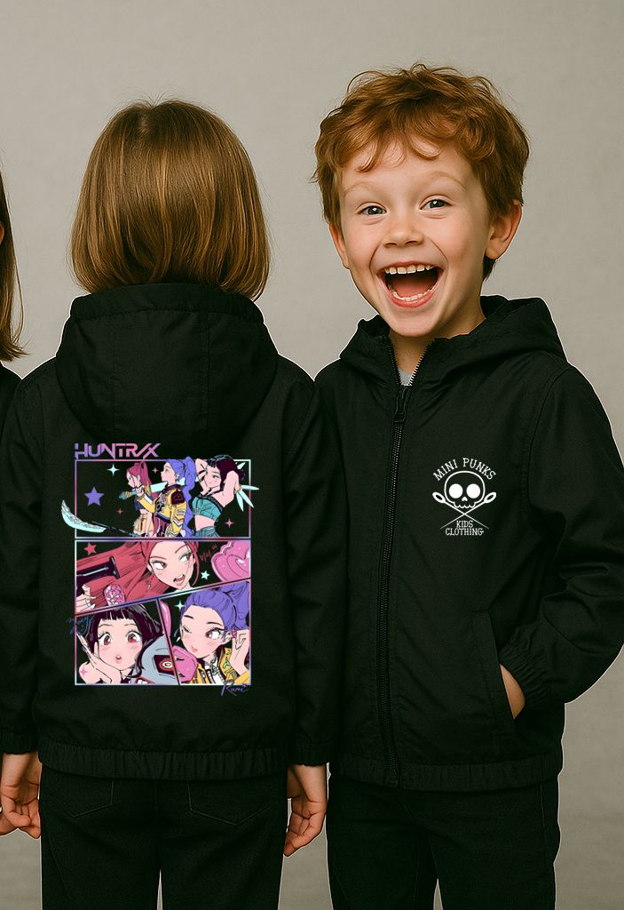 Crianças com casacos pretos com estampas de anime e logótipo MINI PUNKS CLOTHING