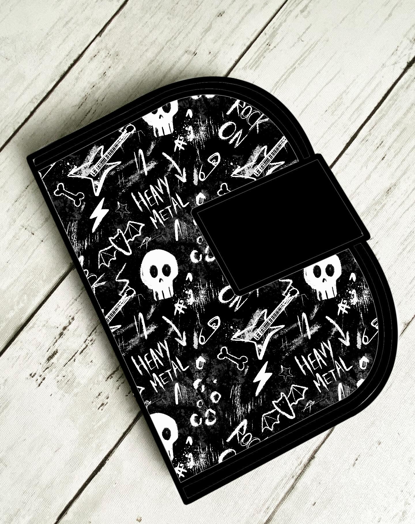 Estojo preto e branco com padrão de caveiras e guitarras
