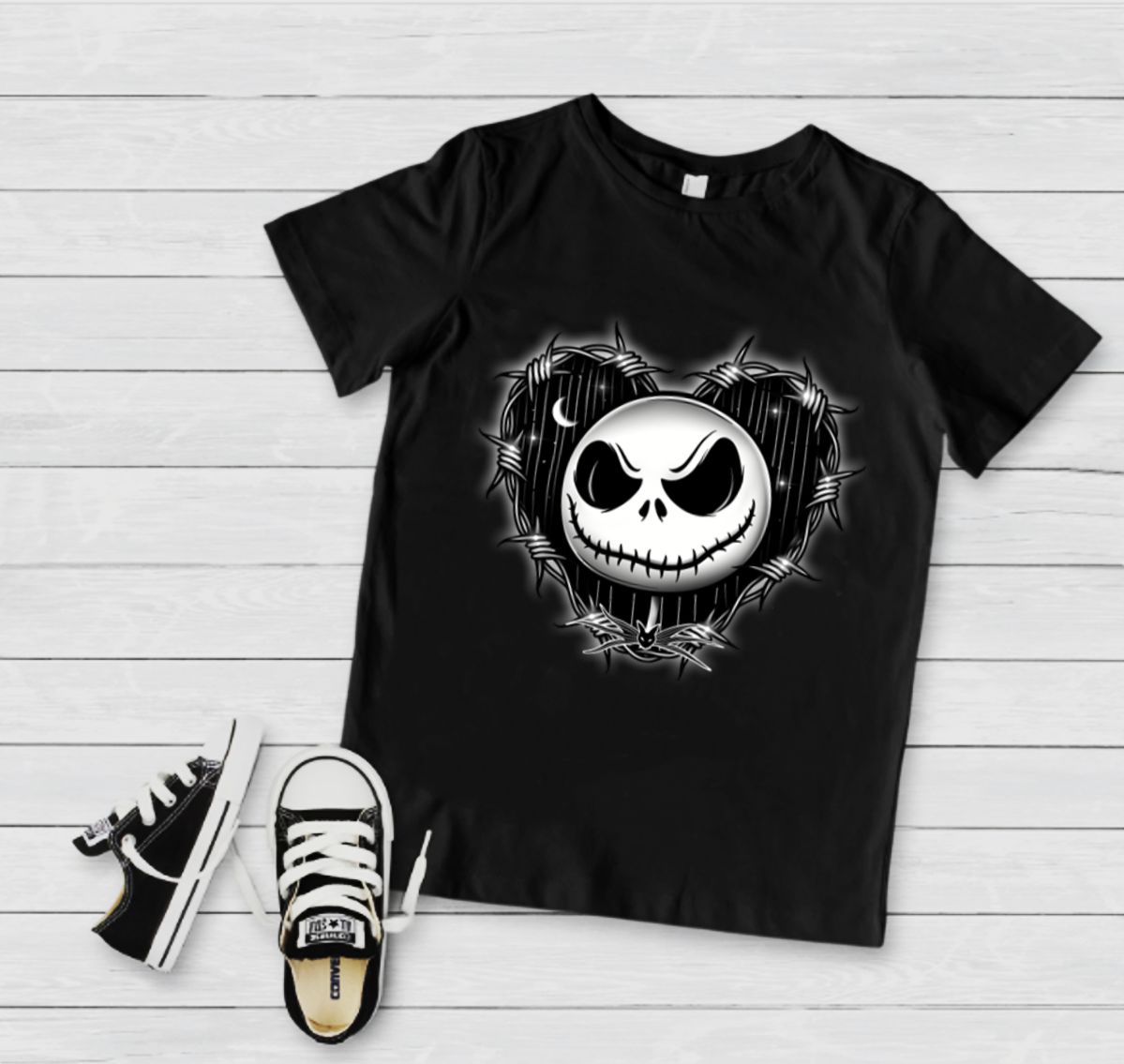 T-shirt preta com rosto branco malicioso em coração estampado e sapatos pretos com atacadores brancos