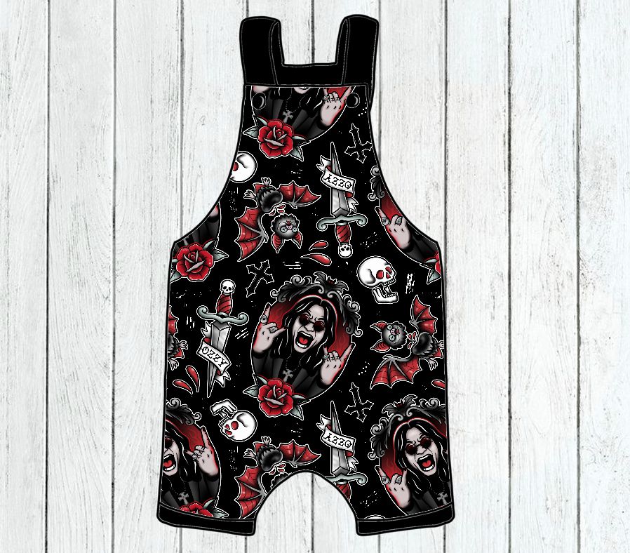 Macacão infantil preto com estampas coloridas de caveiras, rosas e morcegos