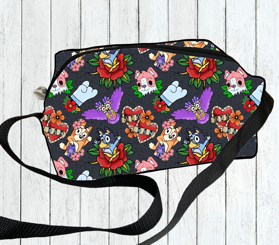 Bolsa tiracolo com padrão colorido de desenhos animados em fundo preto