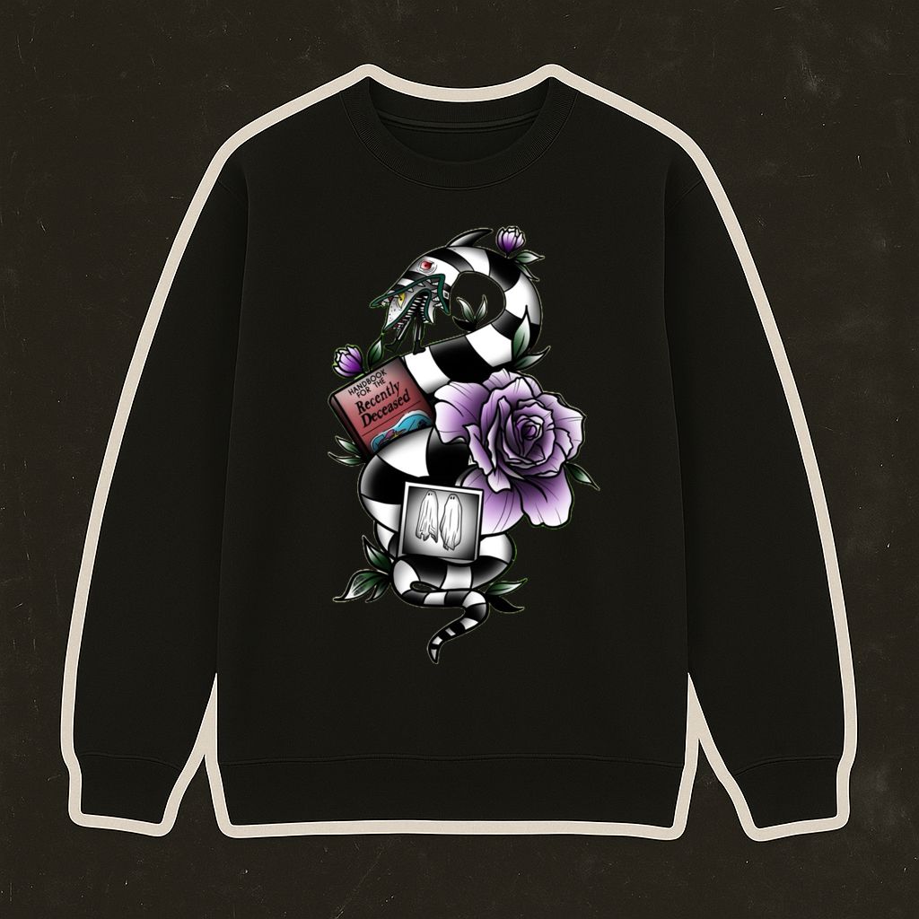 Camisola preta com padrão gráfico colorido de cobra xadrez, rosa roxa e caixa vermelha