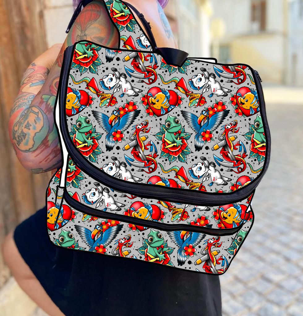 Mochila colorida com padrão de sapos, âncoras, pássaros e flores