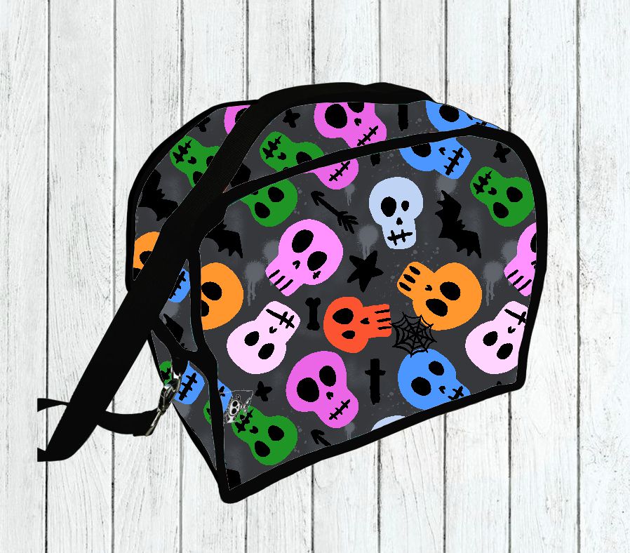 Bolsa tiracolo com padrão colorido de caveiras sobre fundo cinzento