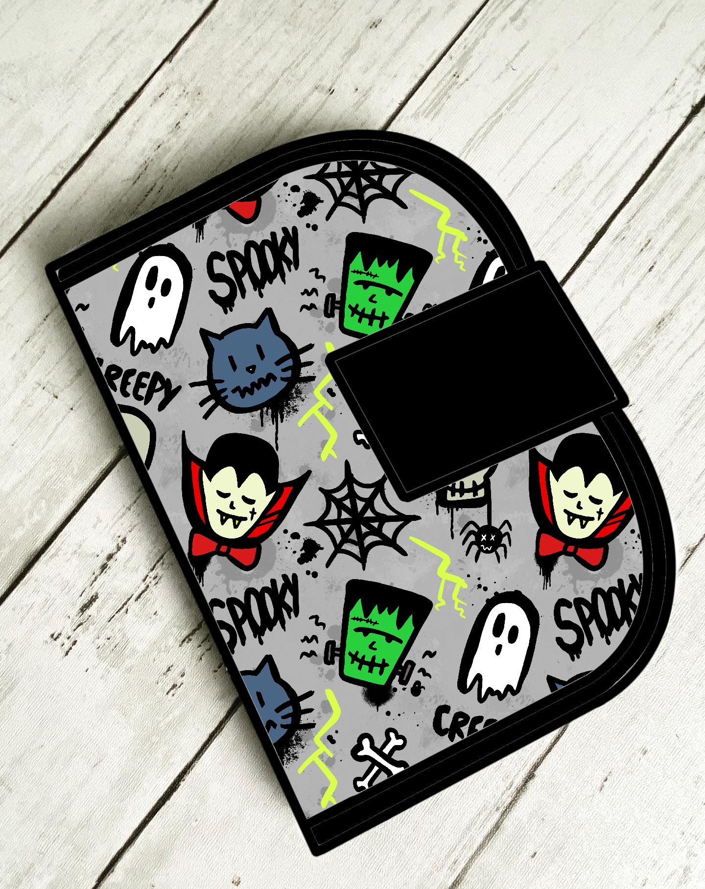 Carteira cinza com padrão Halloween e elementos em preto e vermelho sobre fundo de madeira