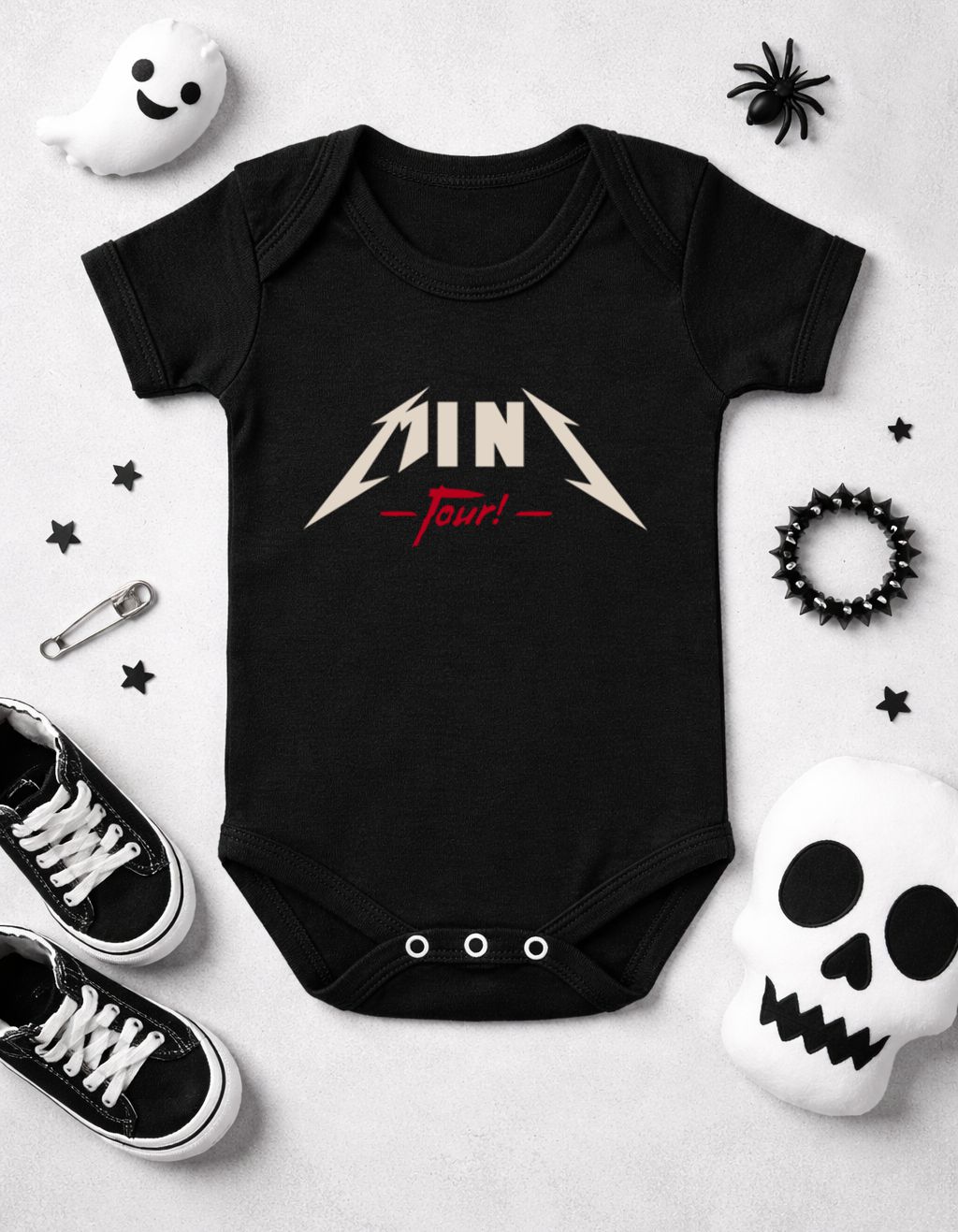 Body bebé preto com texto MIN Tour! e acessórios de Halloween em fundo cinza