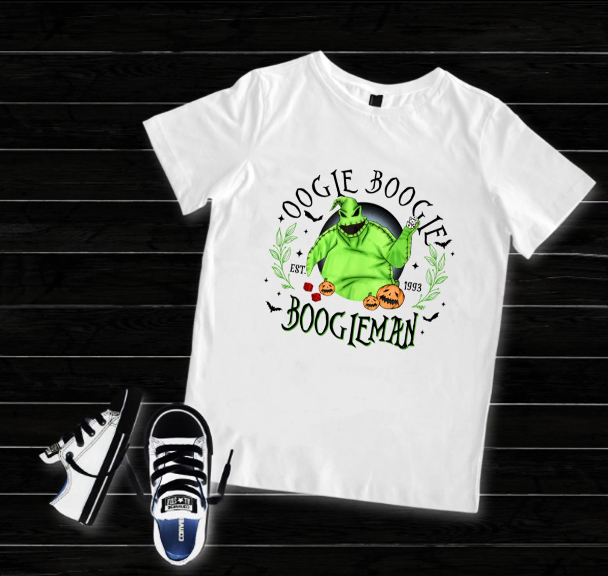 T-shirt branca com estampa de personagem verde e texto preto