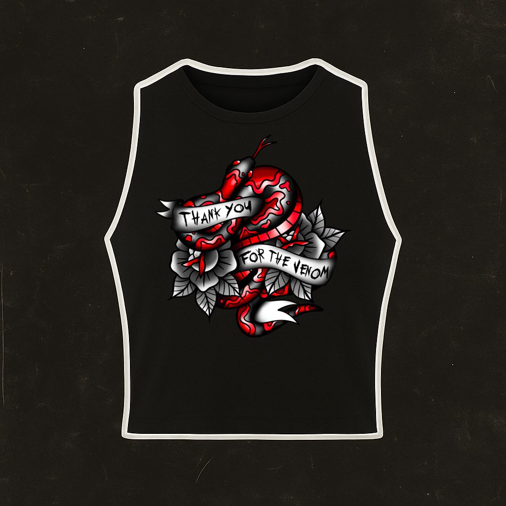 Top preto com estampa de cobra vermelha e flores cinzentas com texto.