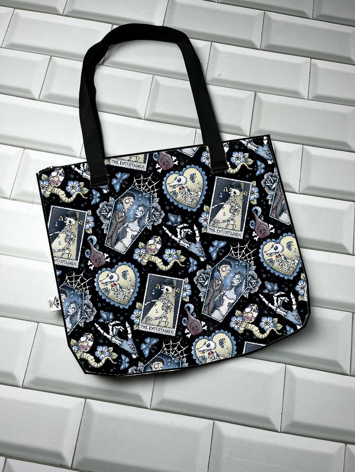 Mala tote preta com padrão de corações, aranhas, teias, rosas, morcegos e cartas de tarô.