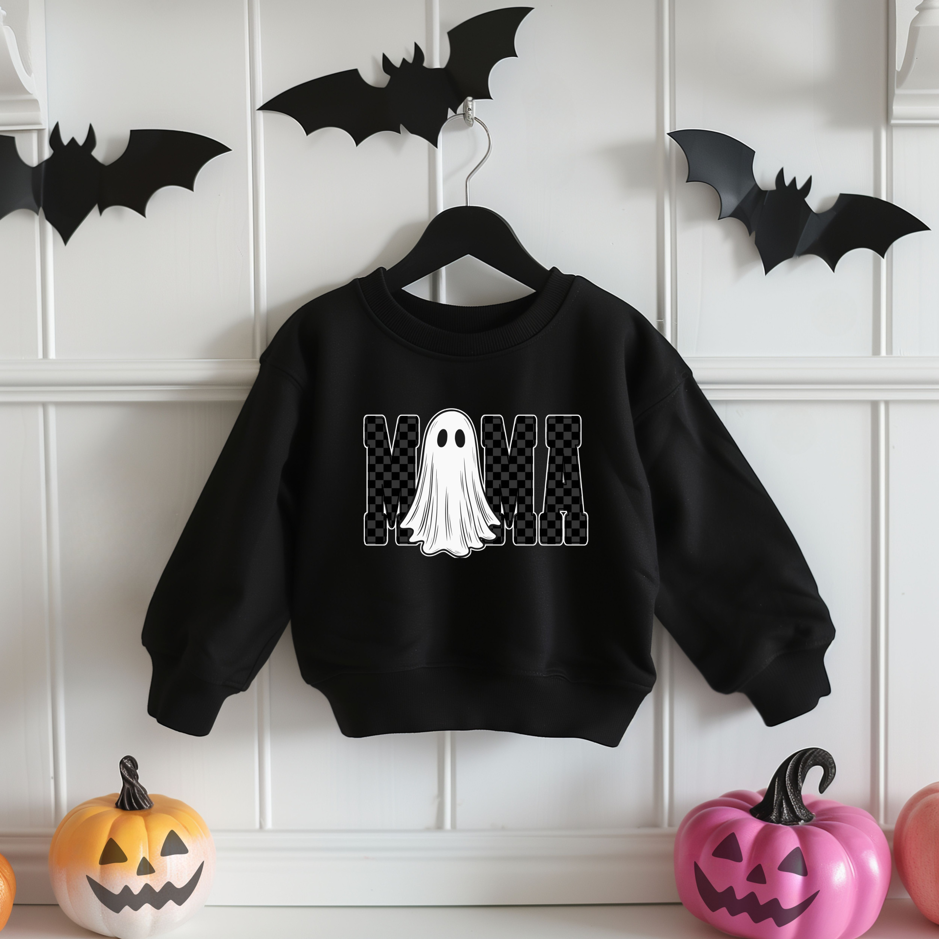 Sweatshirt preta com estampa fantasma MOM, morcegos pretos na parede e abóboras coloridas à frente