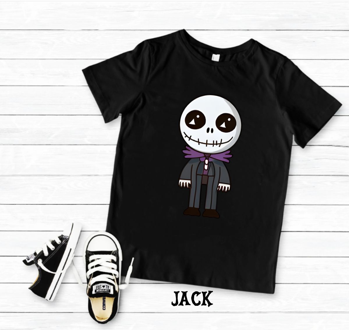 T-shirt preta com estampa de personagem de caveira e ténis infantis pretos e brancos sobre tábuas de madeira brancas