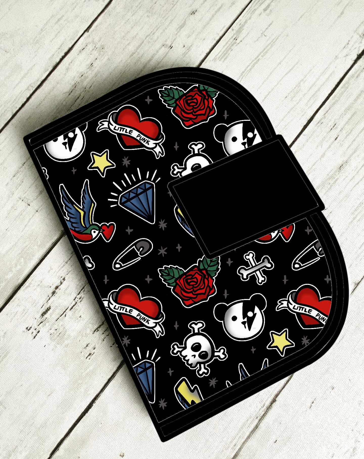 Carteira preta com padrão colorido de tatuagens tradicionais, incluindo corações LITTLE PINK e caveiras