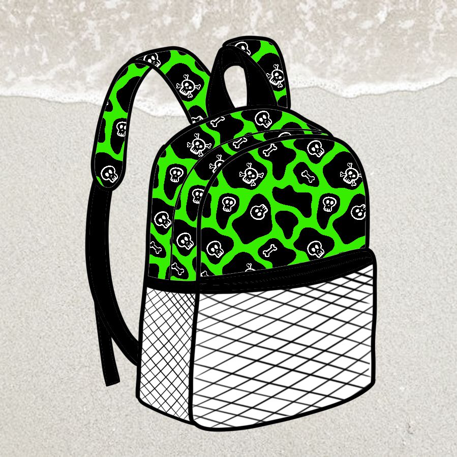 Mochila verde e preta com padrão de crânios e ossos e bolso de rede branca