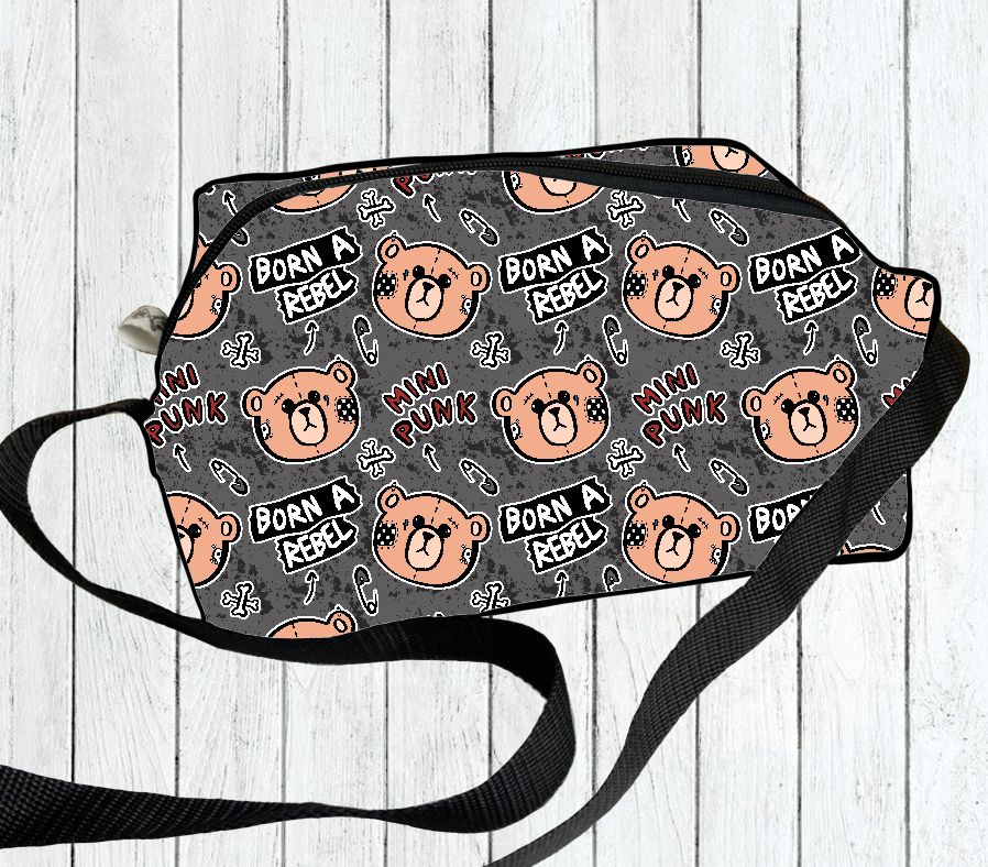 Mala de ombro cinzenta com padrão de ursos e texto BORN A REBEL e MINI PUNK.