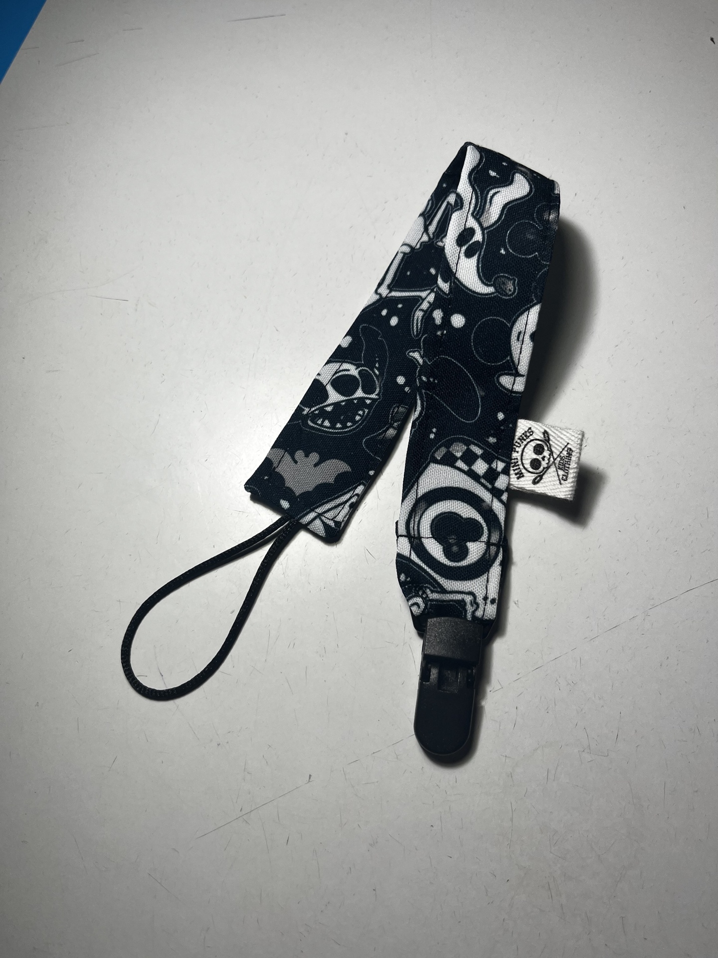 Correia preta e branca para dispositivo com clip e cordão de fixação