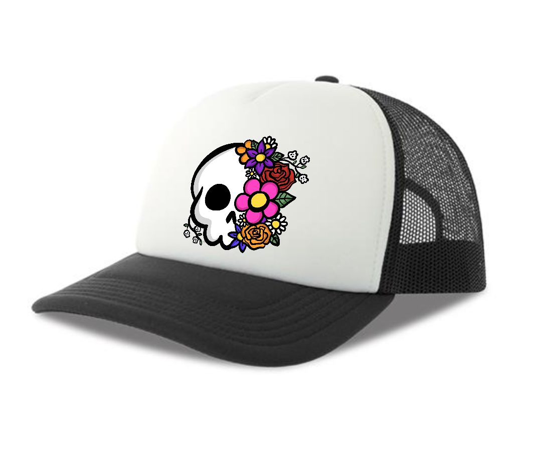 Boné trucker branco e preto com estampa de caveira decorada com flores coloridas.