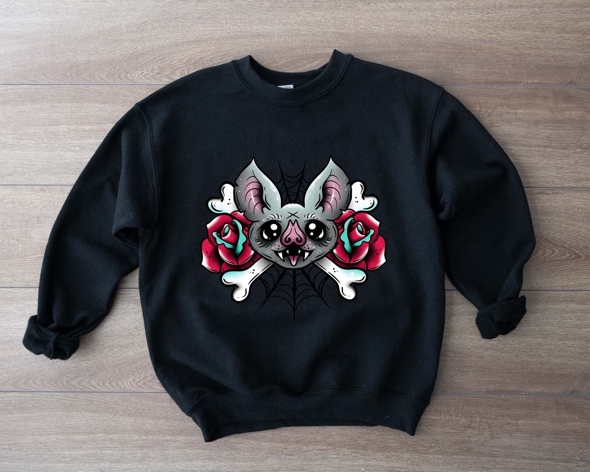 Sweatshirt preta com estampa de morcego e rosas