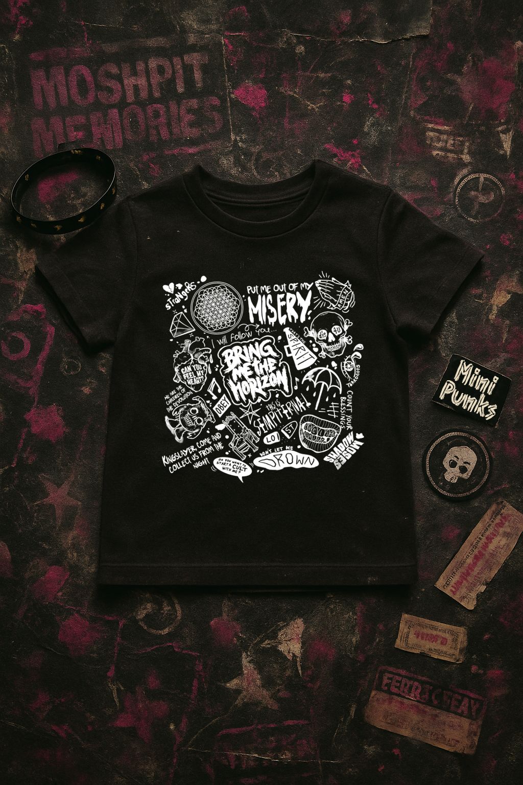 T-shirt preta com estampado branco e desenhos variados sobre fundo escuro.