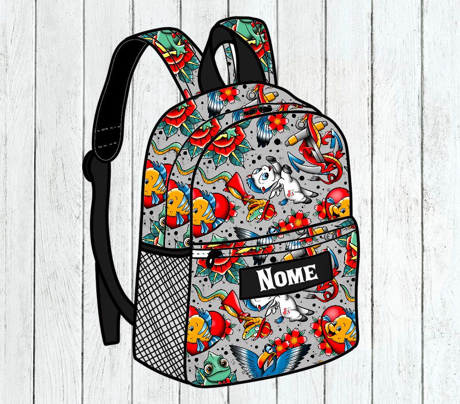 Mochila colorida com estampas de tatuagens tradicionais e etiqueta NOME no bolso frontal