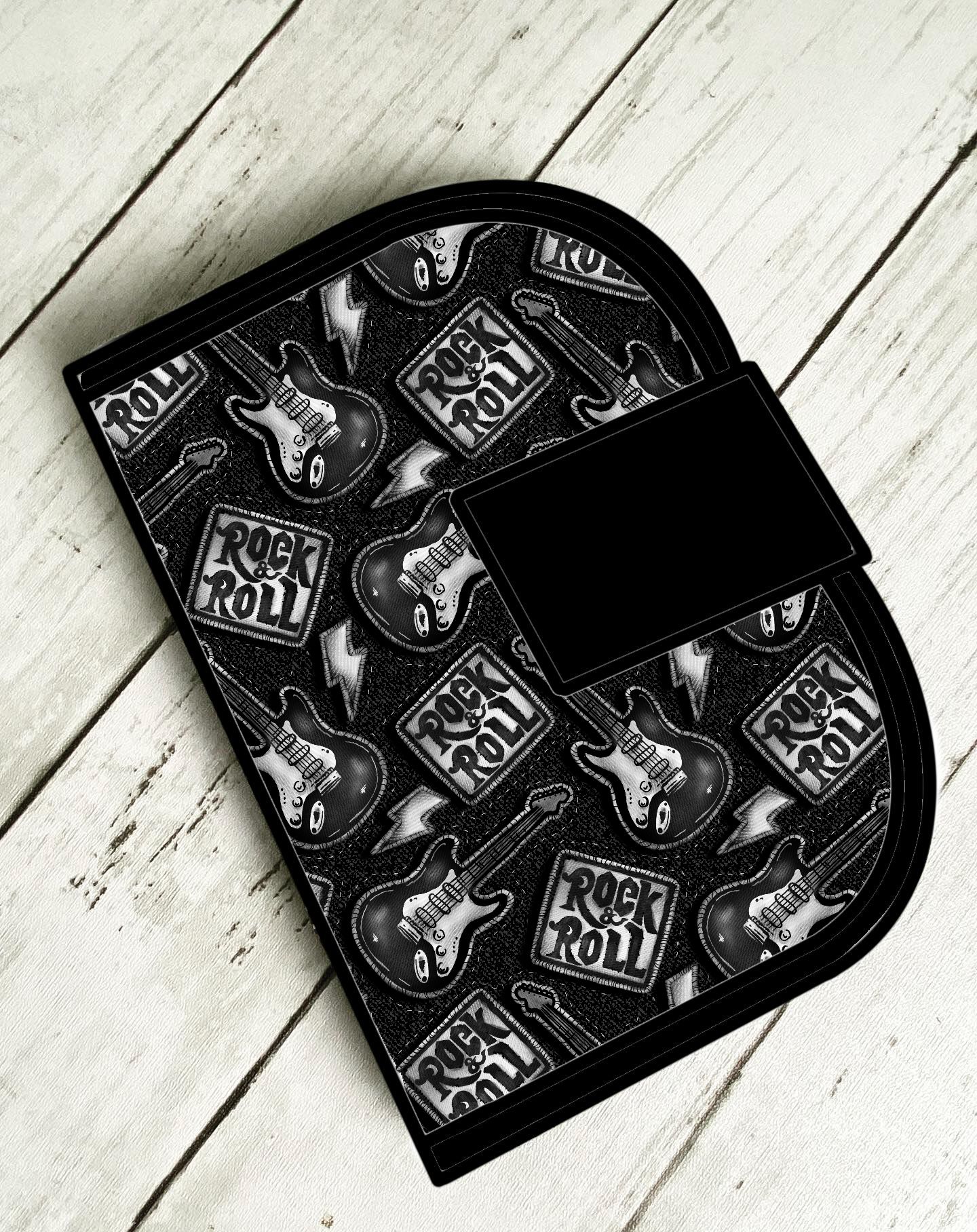 Luva de forno preta com estampado rock & roll em preto e branco sobre madeira clara