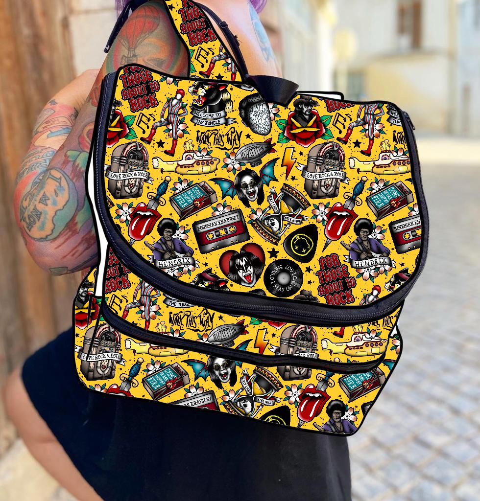Mochila colorida com padrões de rock and roll e caveiras.
