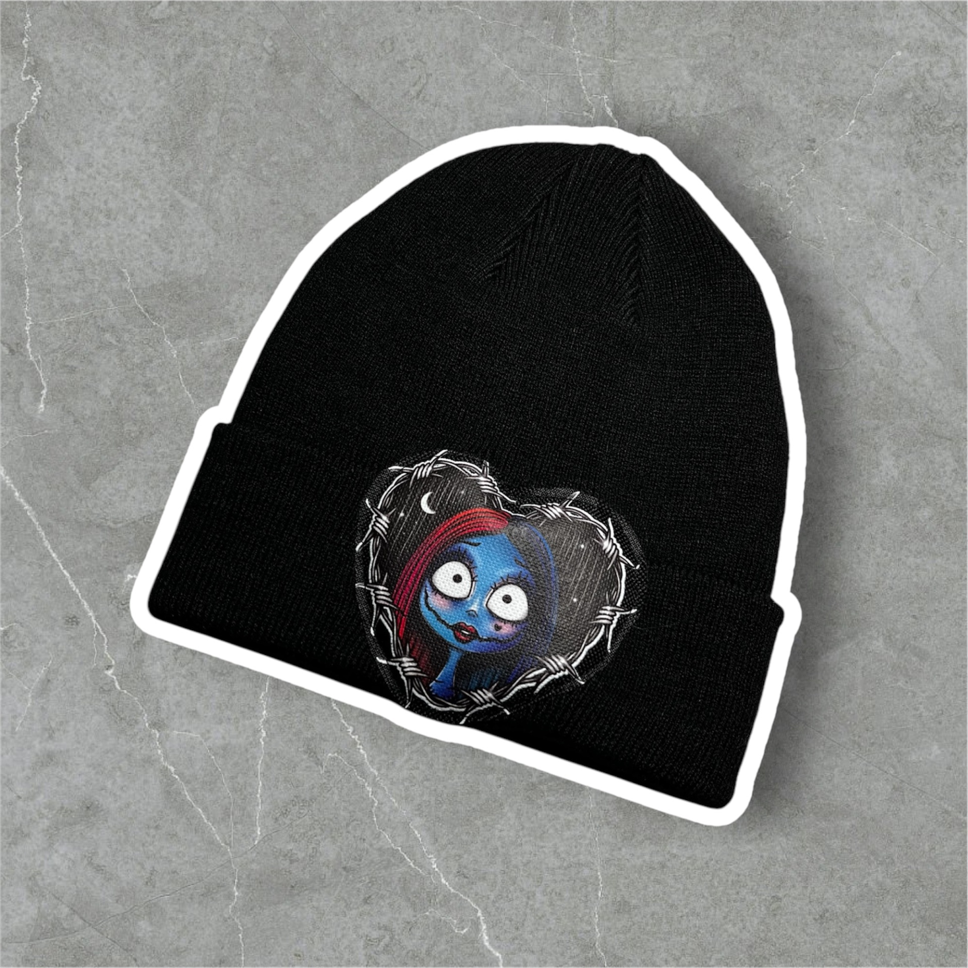 Gorro preto de malha com estampa de personagem azul dentro de coração de arame farpado
