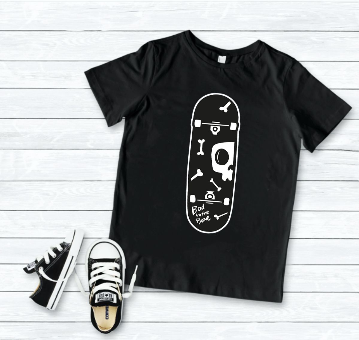 T-shirt preta com estampa de skate e sapatilhas infantis pretas e brancas