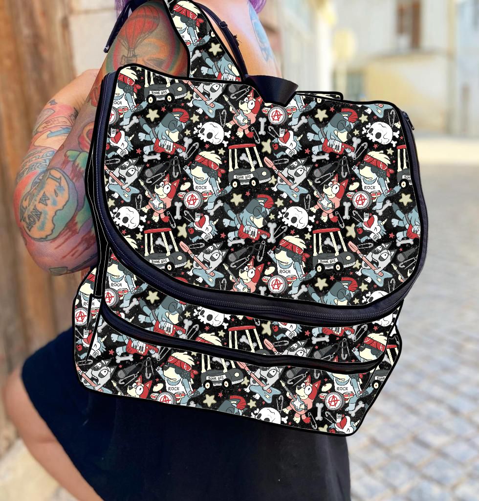 Mochila preta com padrão colorido de caveiras e símbolos, usada por pessoa com tatuagens