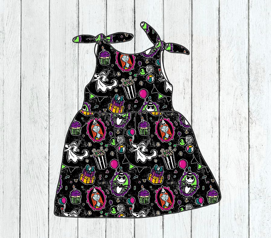 Vestido infantil preto com padrão colorido de Halloween e alças para amarrar