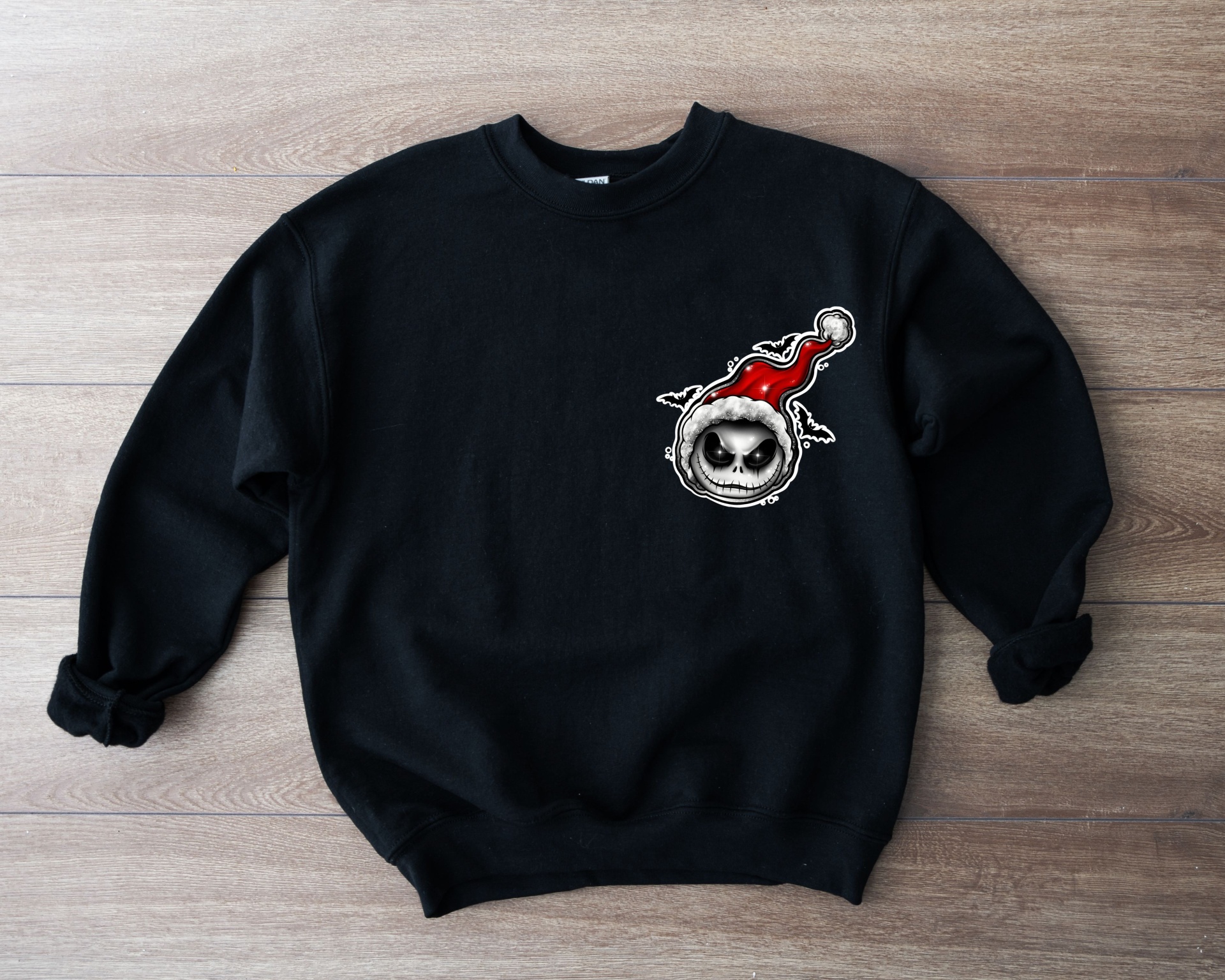 Sweatshirt preta com estampa de caveira e chapéu de Natal vermelho