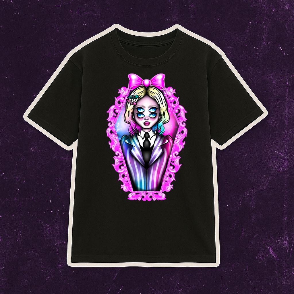 T-shirt preta com estampa colorida de personagem feminina estilizada