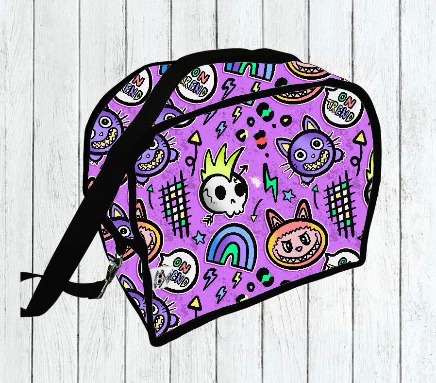 máscara facial roxa com padrão colorido e tiras pretas