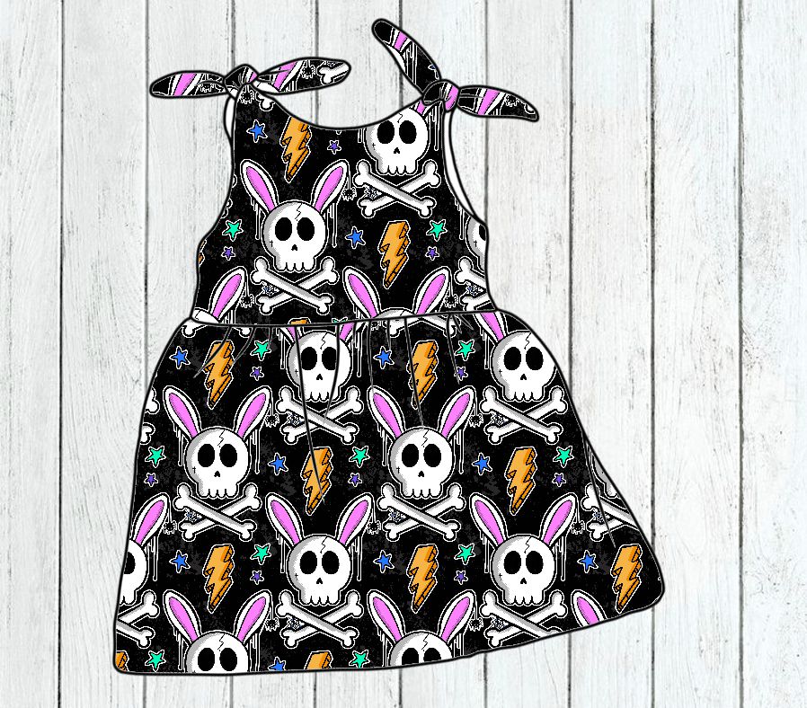 Vestido infantil preto com estampado de caveiras, relâmpagos e estrelas coloridas