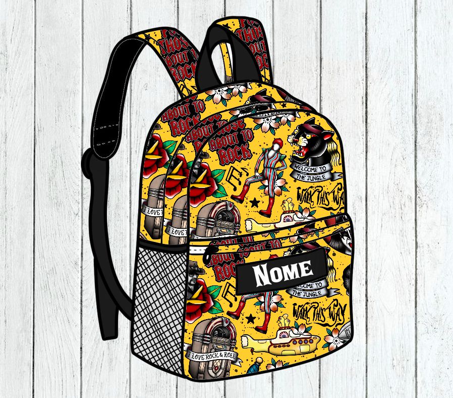 Mochila amarela com padrão colorido e etiqueta 'NOME'