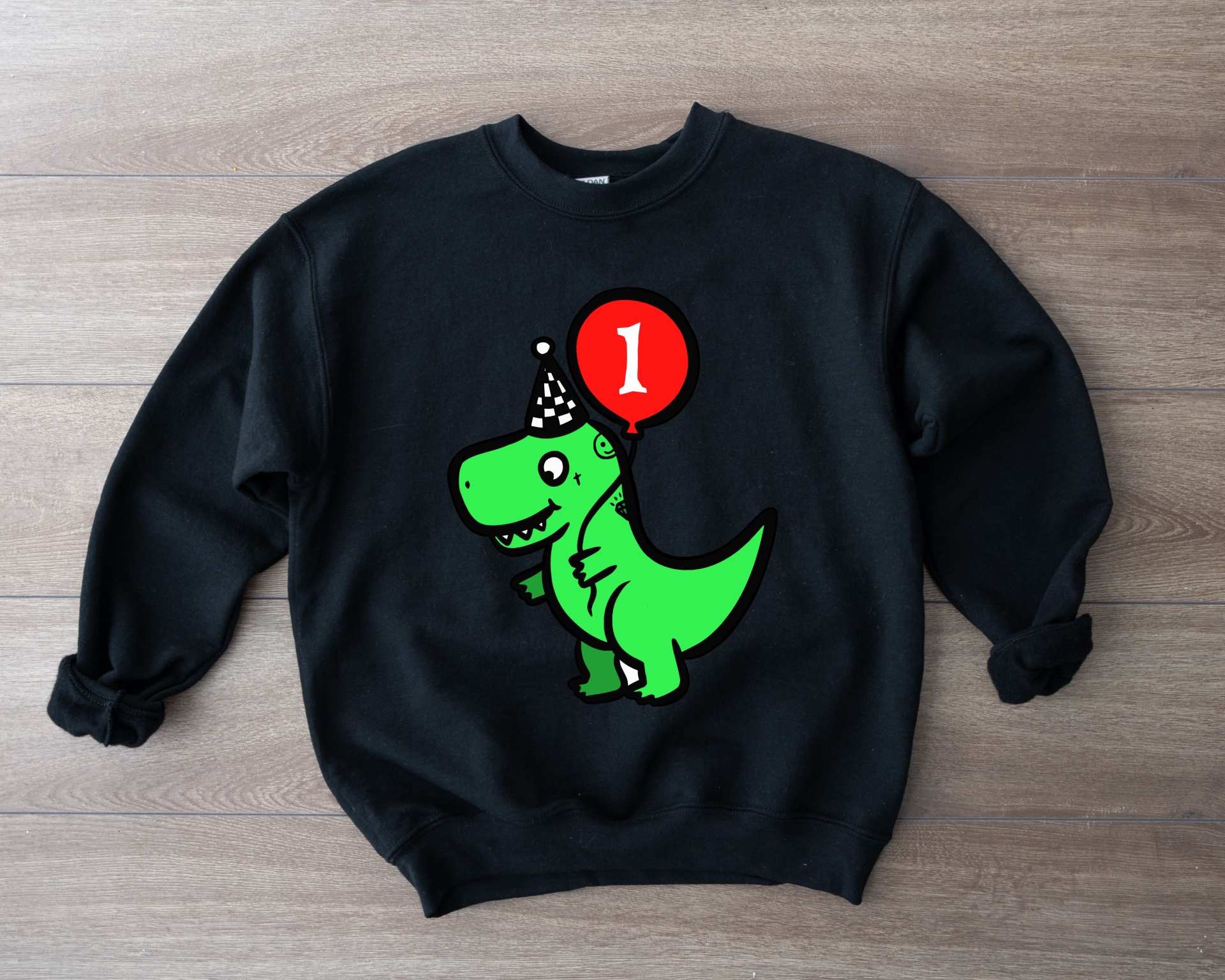 Sweatshirt preta com dinossauro verde e balão vermelho com número 1