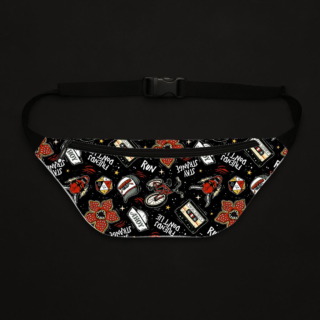 Pochete preta com padrão colorido de flores, bicicleta, cassete e texto.