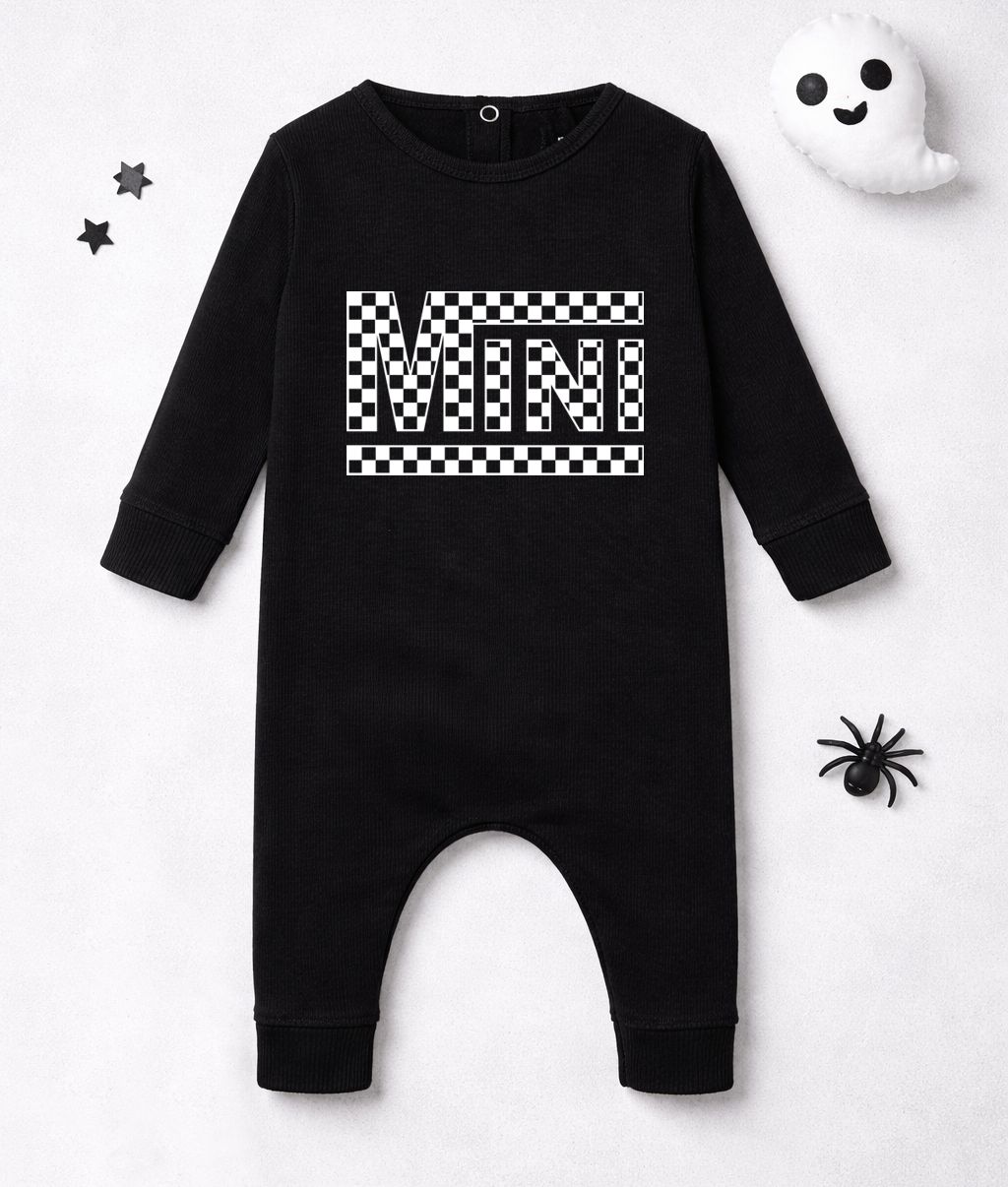 Macacão preto bebé manga comprida com texto MINI xadrez branco e preto e decoração Halloween