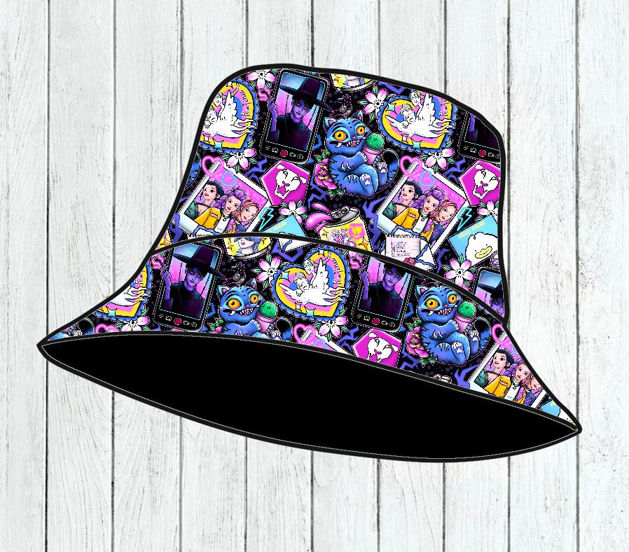 Chapéu tipo pescador colorido com padrão de personagens e corações