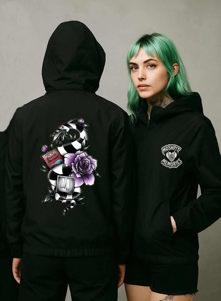 Casacos pretos com capuz, texto 'MOSHPIT MEMORIES' e estampa colorida com padrão quadriculado e rosa roxa.