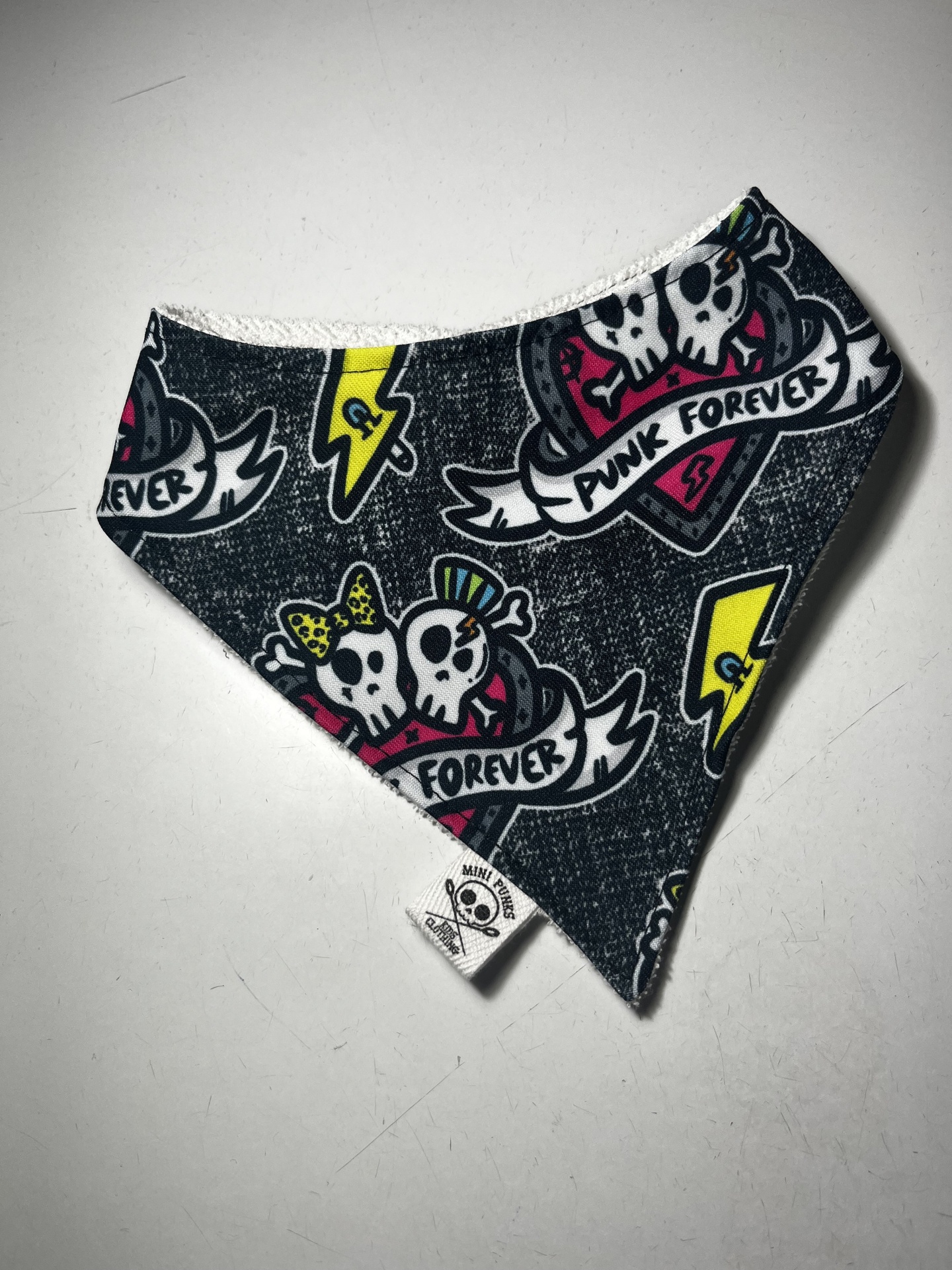 Bandana preta com padrão punk de caveiras e texto PUNK FOREVER
