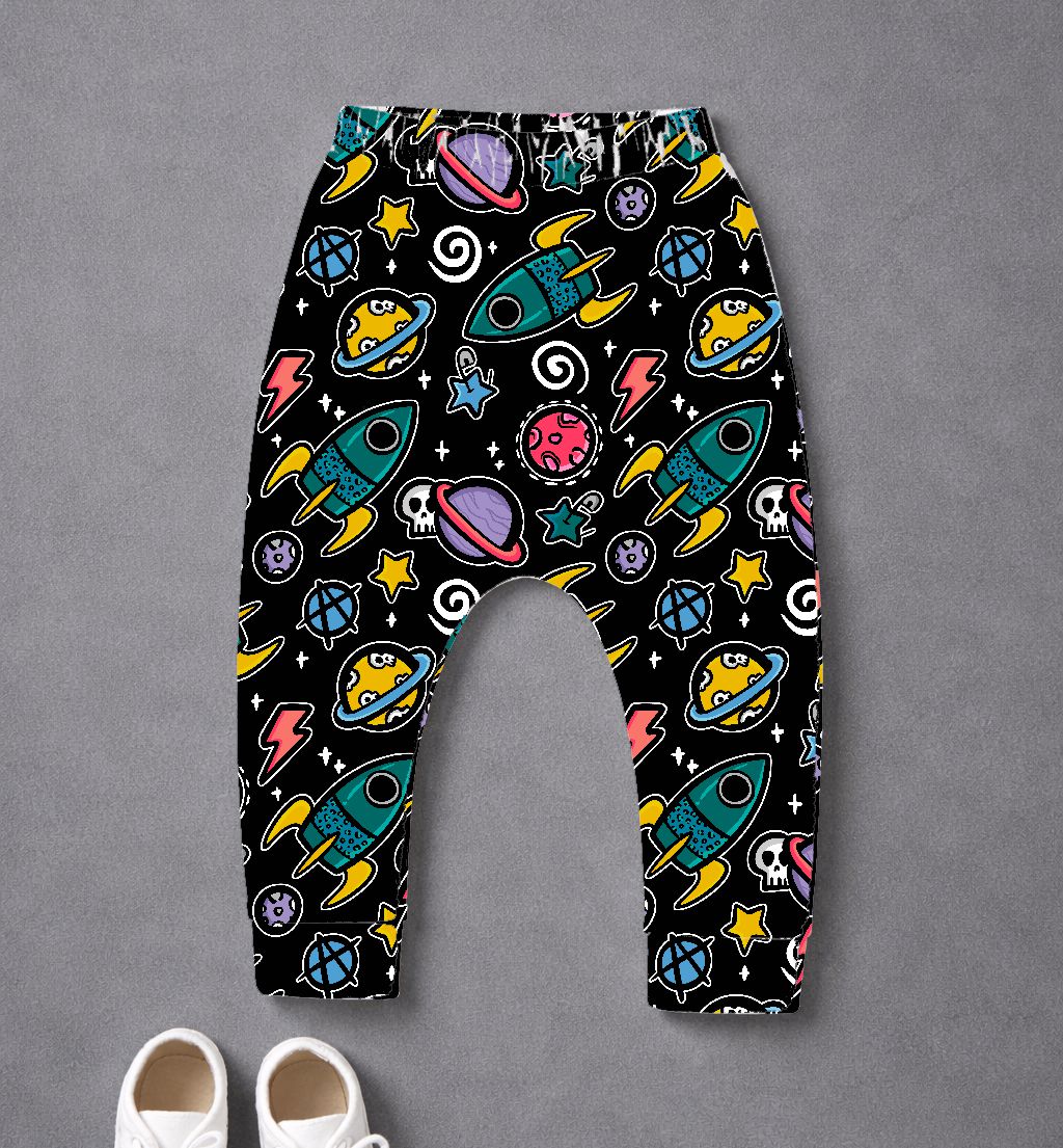 Calças de criança pretas com padrão espacial colorido em fundo cinzento