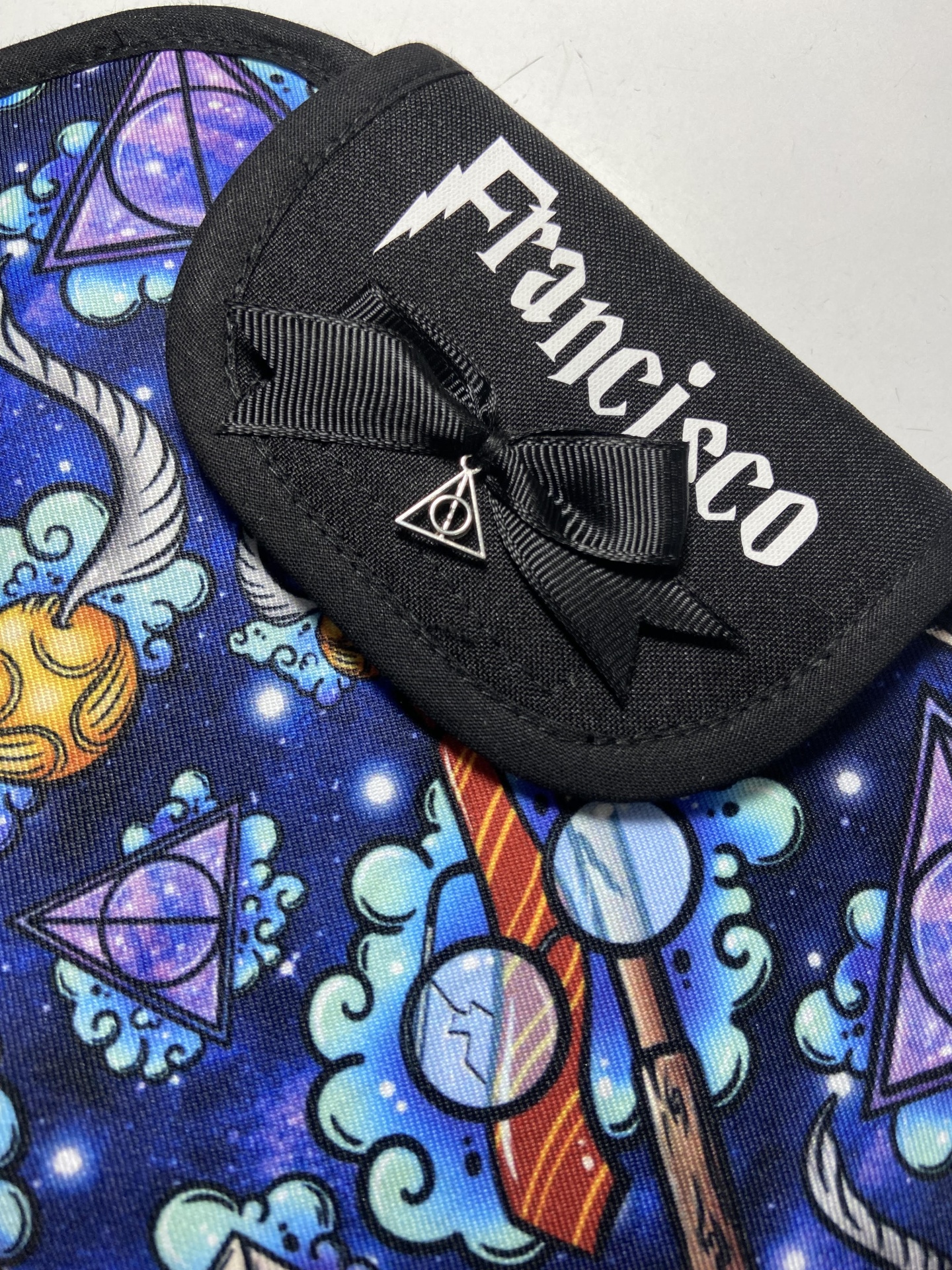 Estojo escolar colorido com padrão de elementos mágicos e nome Francisco