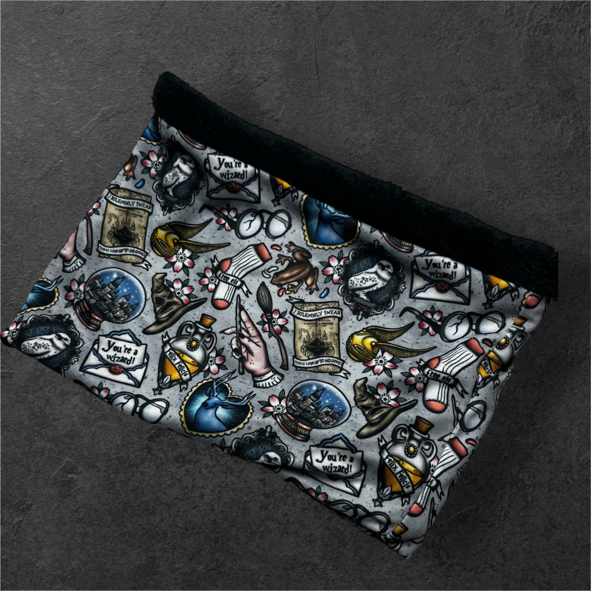 Cachecol tubular com padrão mágico em cinza e interior preto felpudo